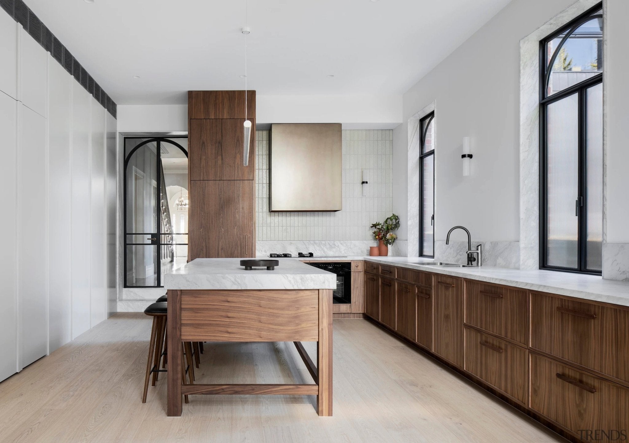 Marble and Walnut: The Timeless Materials of Luxury Interiors - Elsa Home And Beauty