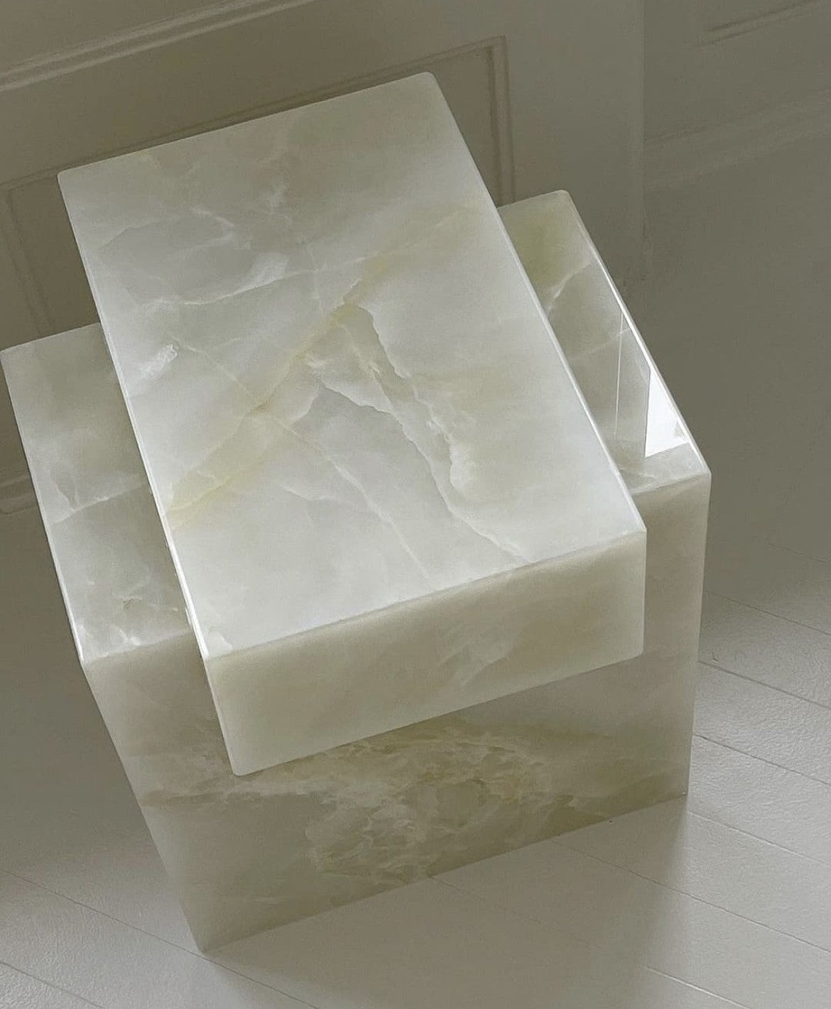 Sorrento Marble &amp; Onyx Plinth - Elsa Home And Beauty