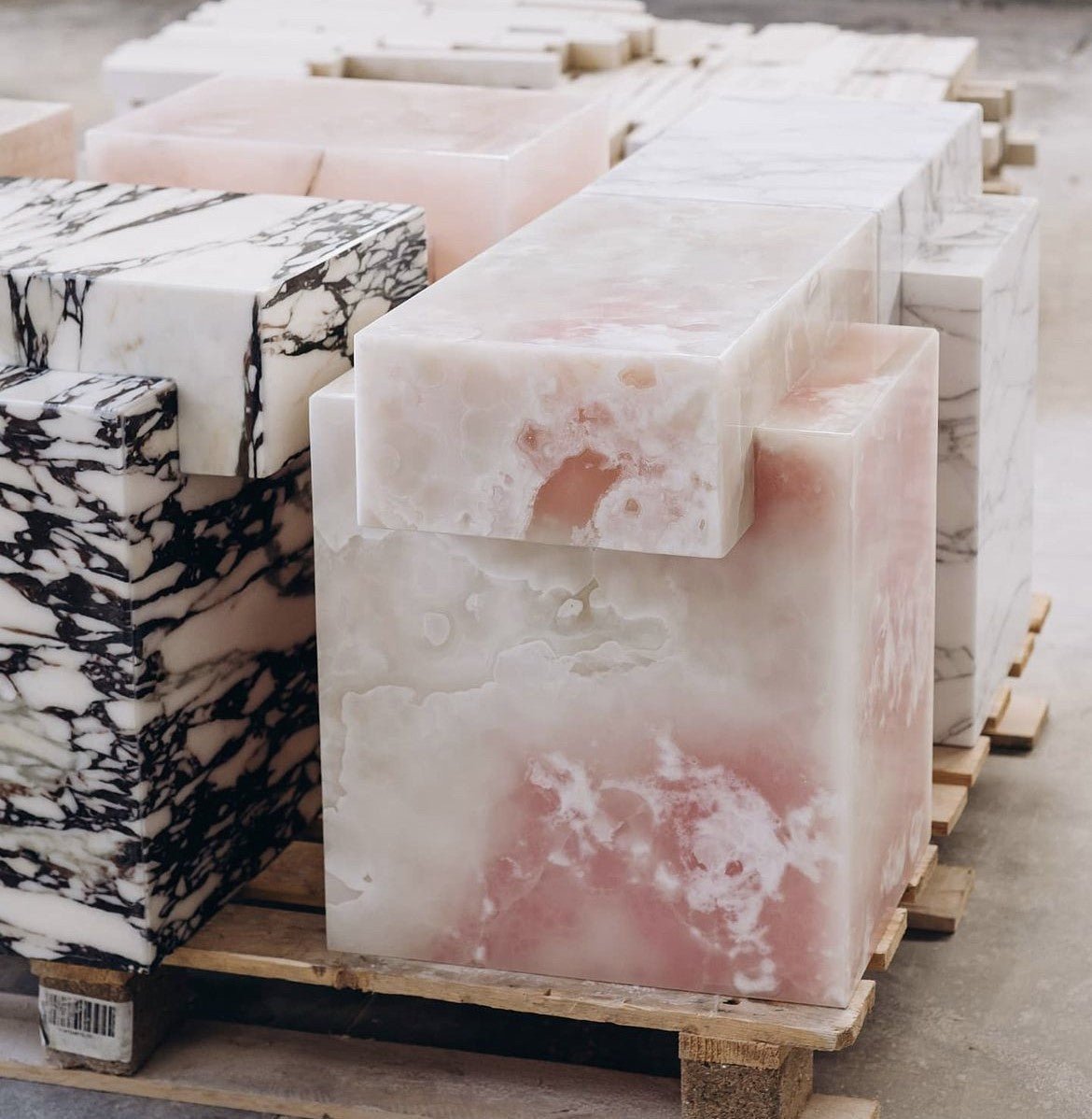 Sorrento Marble &amp; Onyx Plinth - Elsa Home And Beauty